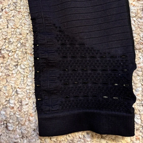 Gymshark • Black Leggings with Mesh Cutouts - Picture 4 of 6